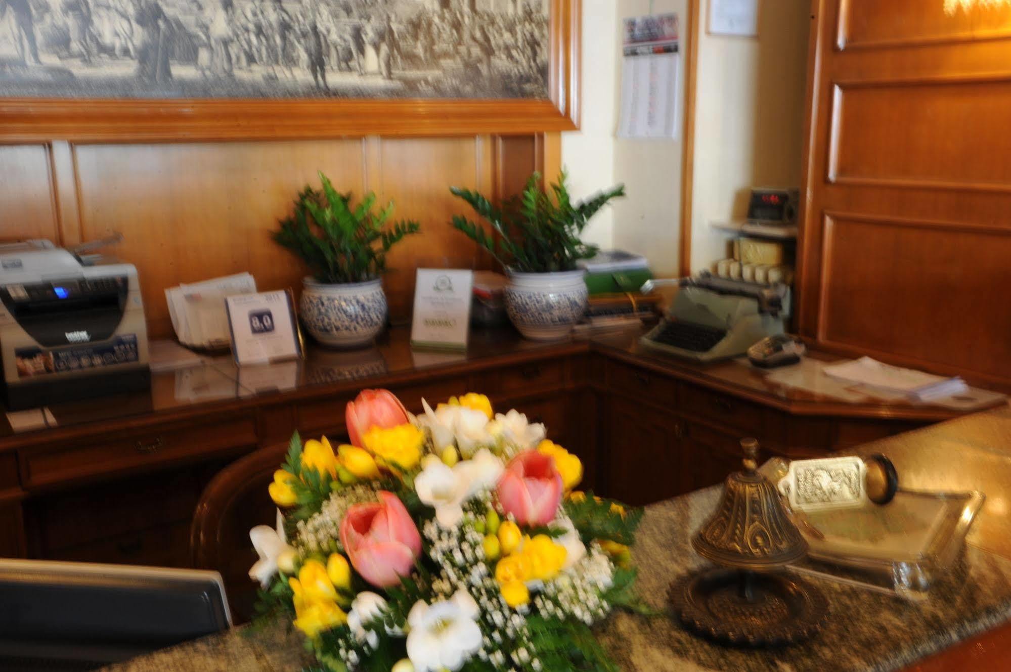 Grifone Hotel เปรูจา ภายนอก รูปภาพ