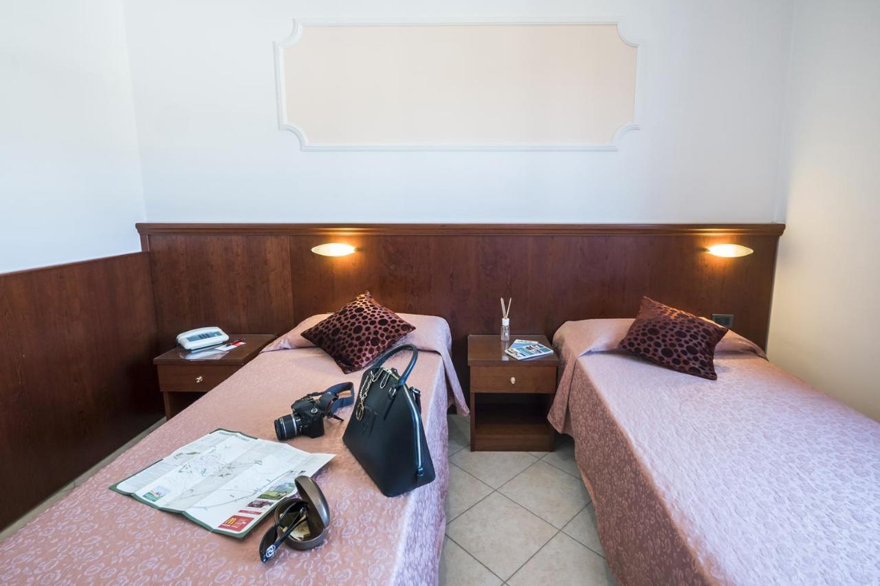 Grifone Hotel เปรูจา ภายนอก รูปภาพ
